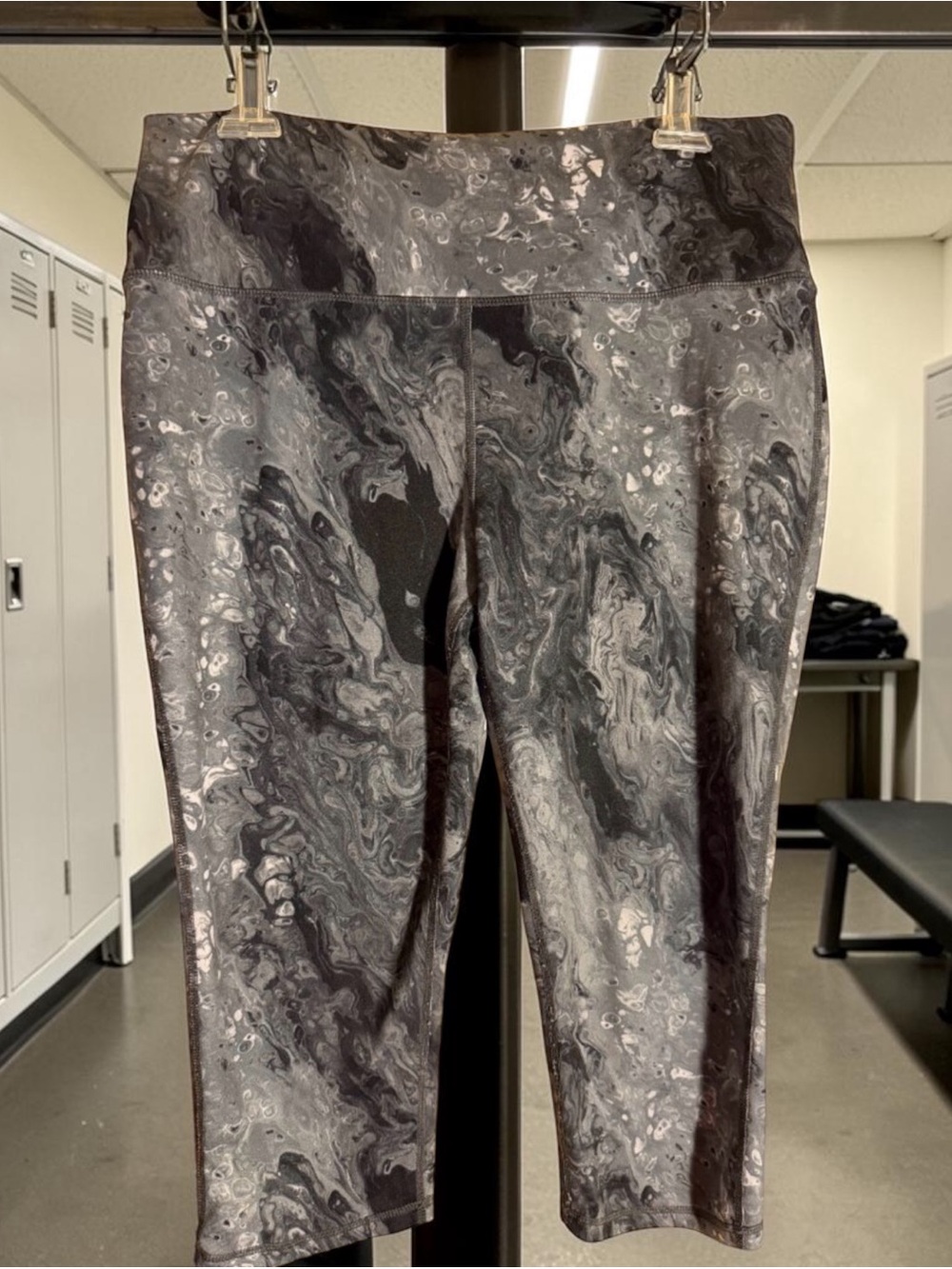 Brisas Black and Gray Marbled Cropped Workout Leggings Sz L